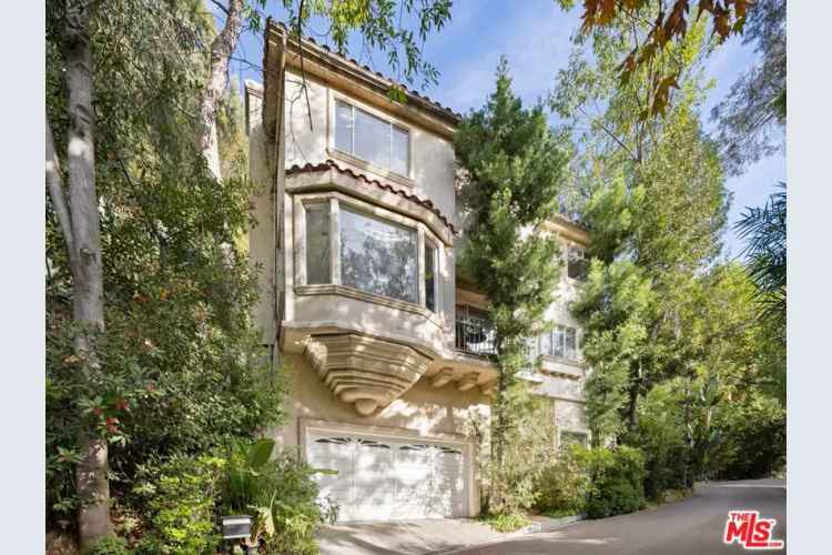 Secluded Benedict Canyon Retreat: Artistic Cul-de-sac Home
