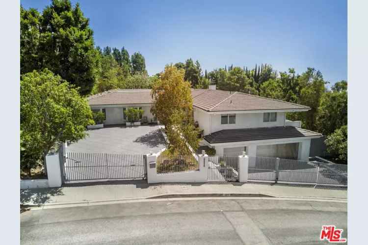 Contemporary Home near Rodeo Drive with Pool and Spa