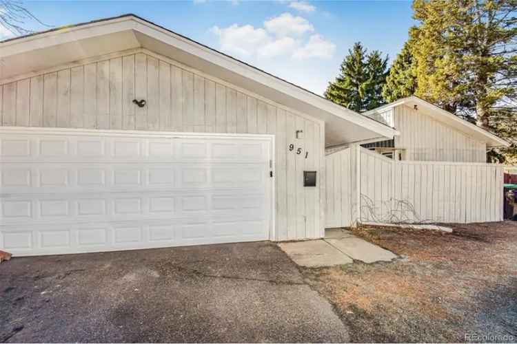6-Bedroom 3-Bathroom Home with Studio Apartment in Aurora Windsor
