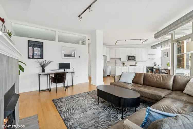 West Loop Condo: Updated 2-Bed, 2-Bath with Modern Amenities