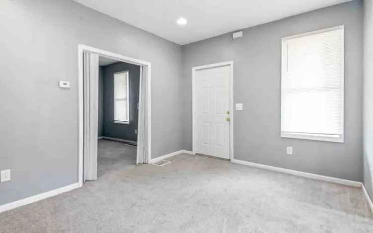 1427 E 61st St Apartments 2-Bedroom Cozy Apartment
