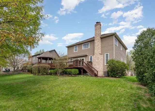 Elegant Georgian Gem: Spacious Kitchen, Expansive Deck, and 9-Foot Ceilings