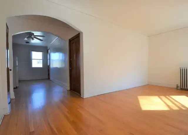 Spacious One Bedroom Apartment in Portage Park