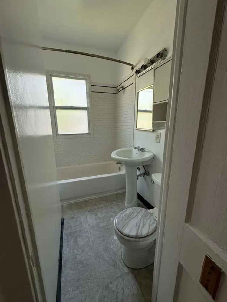 2 Bedroom Apartment in Edgewater Cleveland Near Public Transit
