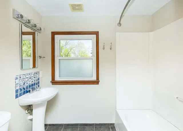 Updated 3-Bed Home Near Beaverdale & Waveland Park