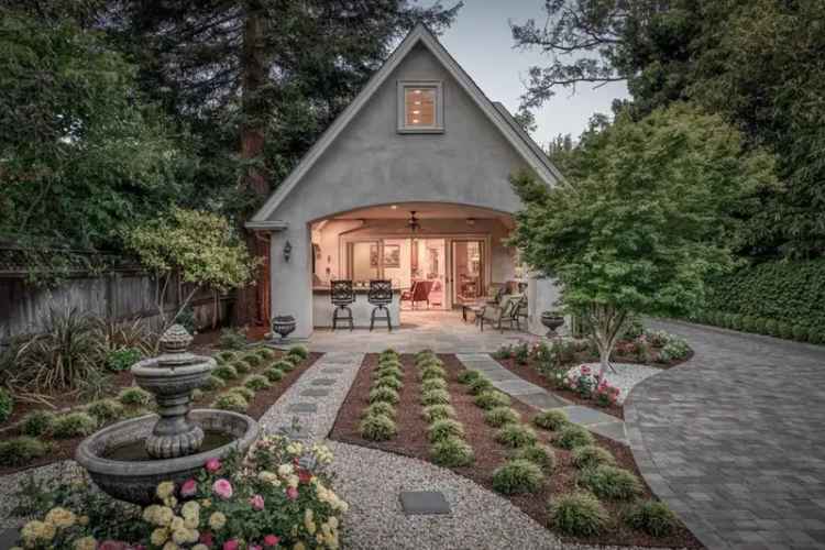Lavish Manor in Old Palo Alto: Luxury Home with Modern Elegance