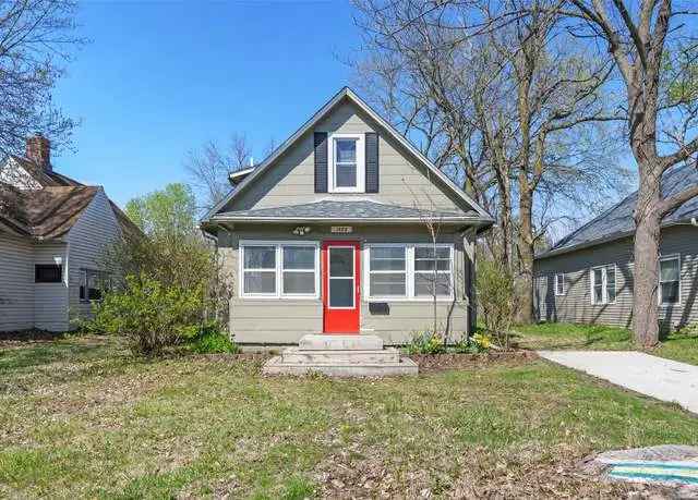 Updated 15 Story Home Near Drake 829 Sq Ft