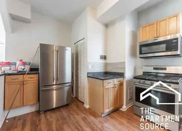 West Town 2-Bedroom Apartment Vintage Charm Modern Convenience