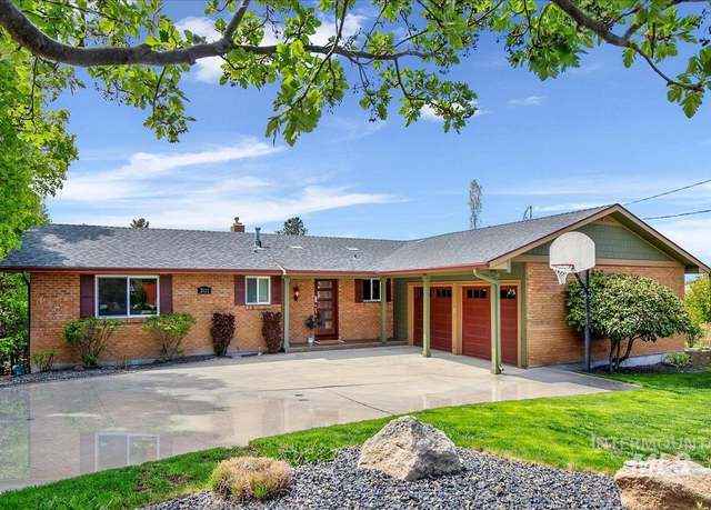 Spacious 5-Bedroom Home in Highlands with Breathtaking Views