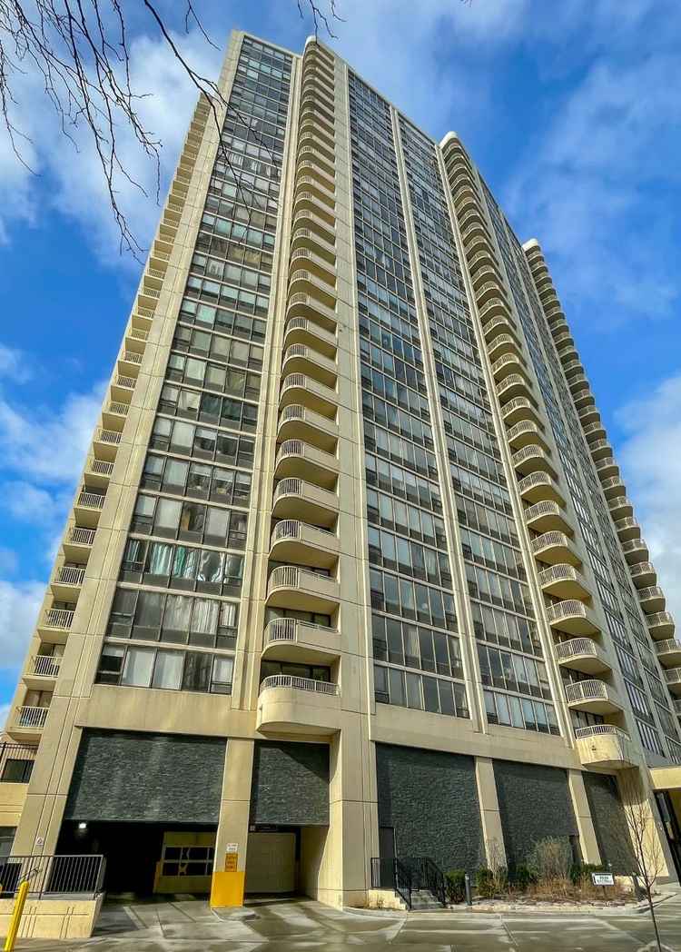 Sunny 1BR/1BA Lakeview Wrigleyville Condo 750 sq ft
