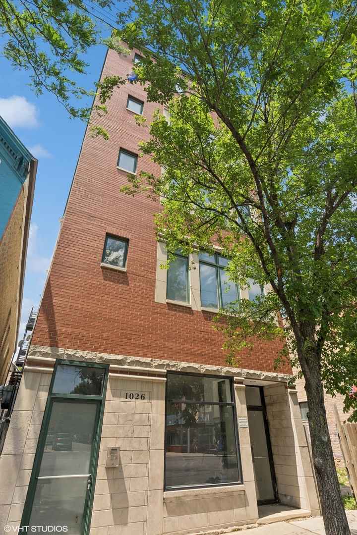 Spacious West Town 2 Bed 2 Bath Condo with Garage Parking