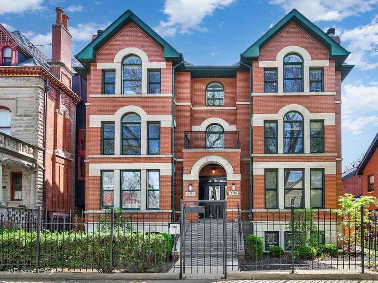 Wicker Park Penthouse: Renovated 2-Bed 2-Bath Top Floor