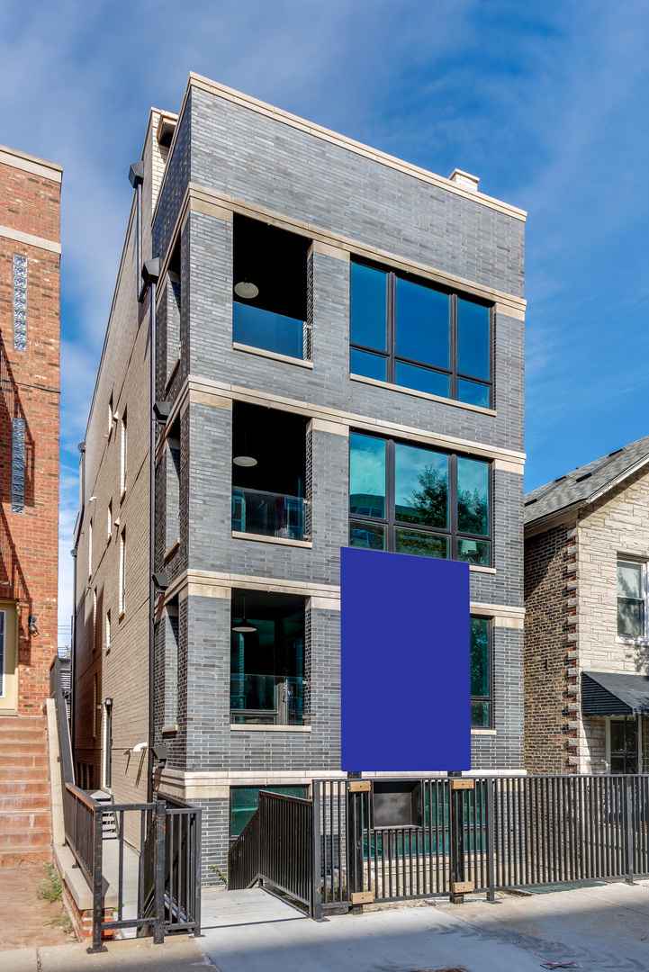 West Town 3 Bed 2.5 Bath Duplex Penthouse with 4 Outdoor Spaces