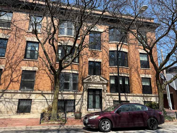 Charming 1-Bedroom Chicago Apartment with Fireplace and Deck